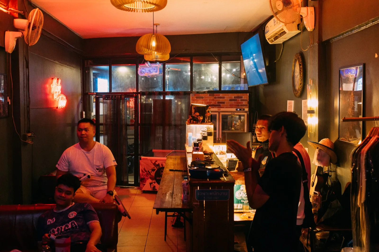 ไฮพีซ สันติยัน — บรรยากาศภายในร้าน 2