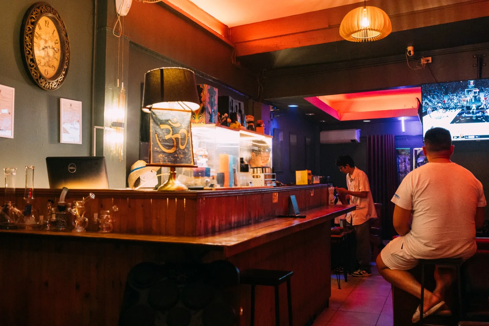 ไฮพีซ สันติยัน — บรรยากาศภายในร้าน 5